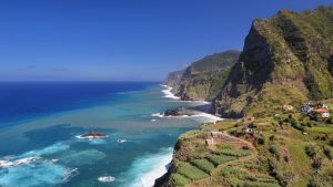 מדיירה- אי קסום וציורי עם מפרצים בהם כפרים אותנטיים. צילום Depositphotos