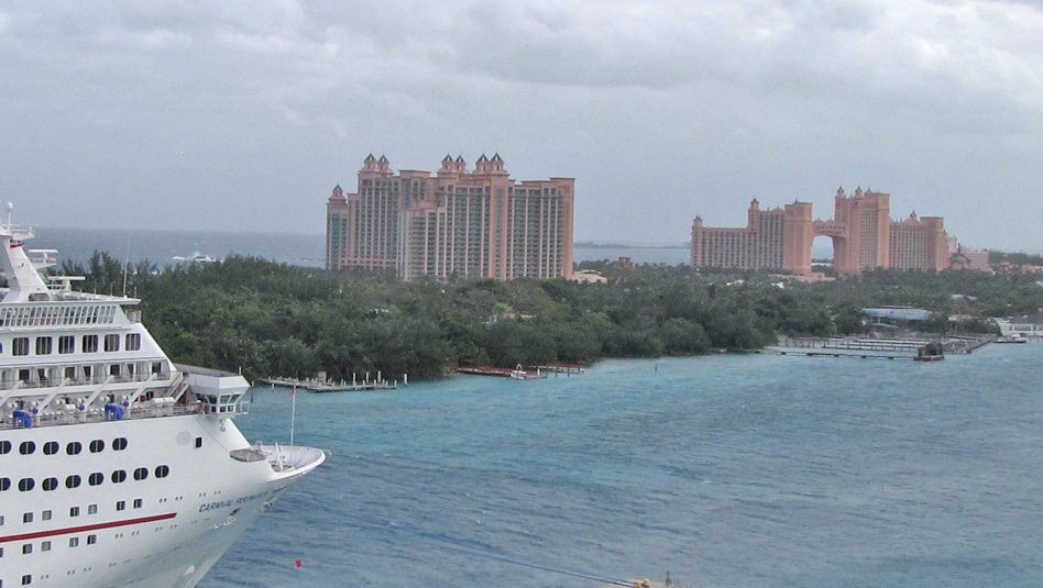 רצח בחופשת קרוזים : אניית הקרוזים Carnival Elation עוגנת באיי בהאמה. צילום עוזי בכר