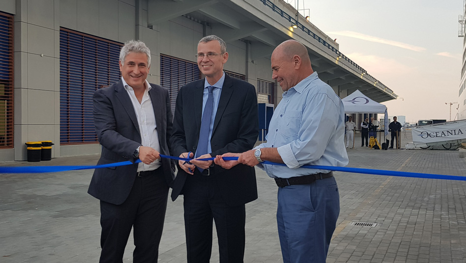 גזירת הסרט ע"י שר התיירות- יריב לווין, כשלצדו אשל ארמוני (משמאל) ומנדי זלצמן (מימין). צילום עוזי בכר
