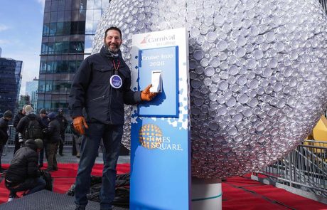 קרניבל קרוז ליין מדליקה את השנה החדשה בטיימס סקוור