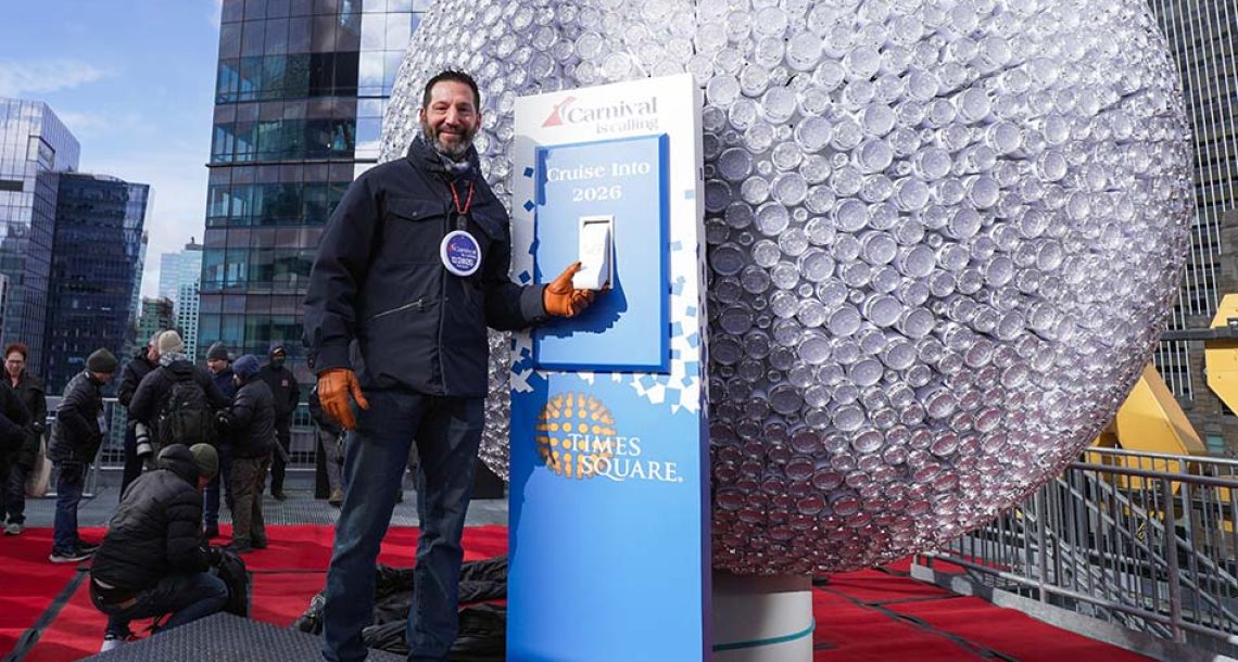 קרניבל קרוז ליין מדליקה את השנה החדשה בטיימס סקוור