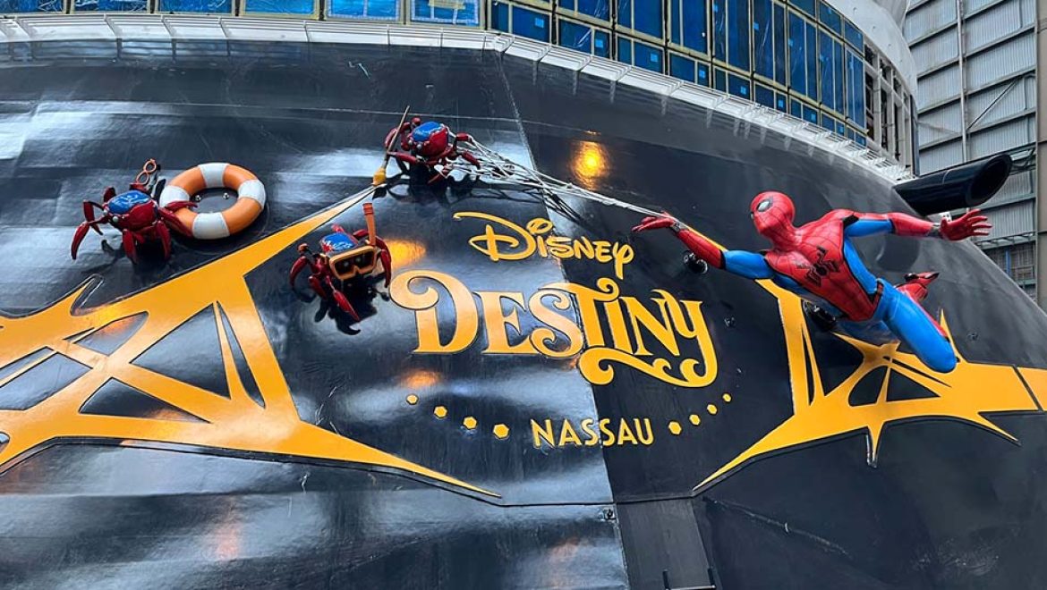 Disney Destiny -ספיידרמן בירכתיים. צילום מדף הפייסבוק של דיסני קרוז ליין Disney Destiny: ספיידרמן תופס עמדת תצפית בירכתיים