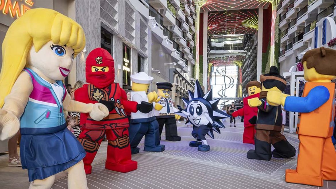מצעד LEGO באונייה MSC World America. צילום MSC MSC Cruises חושפת חוויית שייט משפחתית פורצת דרך לקיץ 2025