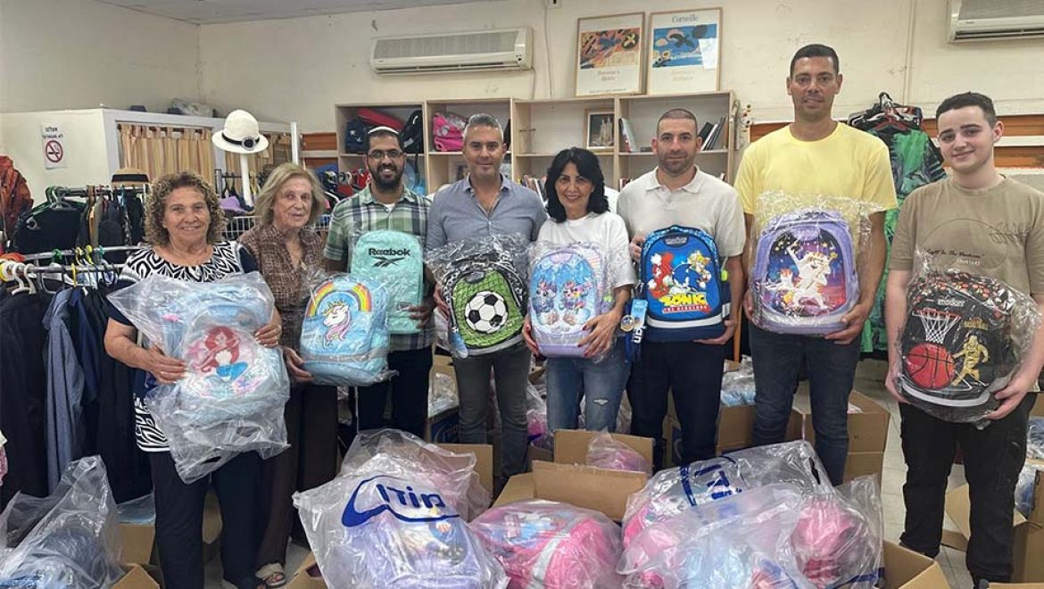 נמל חיפה תרומת ילקוטים צילום דוברות טירת הכרמל “תיק לכל ילד”: עובדי נמל חיפה תרמו ילקוטים לתלמידי טירת כרמל