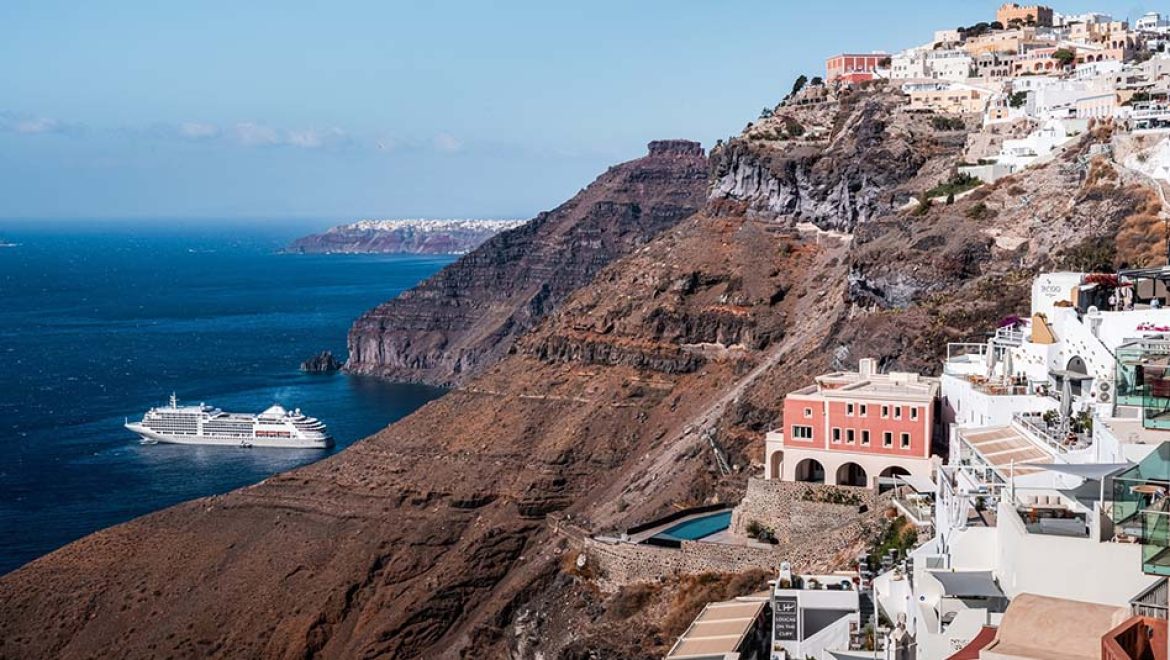 Silver Spirit מבקרת בסנטוריני. צילום סילברסי סילברסי חוגגת את מסע האיחוד 2025 בסיפונה של Silver Spirit