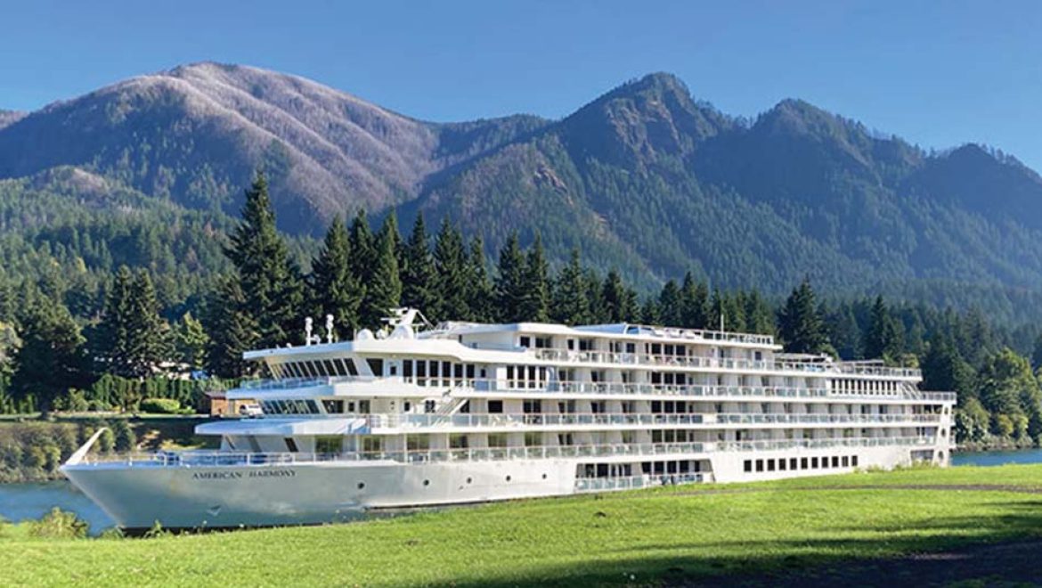 ספינה של חברת American Cruise Lines עוגנת באחד מיעדיה. צילום החברה אמריקן קרוז ליינס משיקה הפלגות חגיגיות לרגל 250 שנה לארה”ב