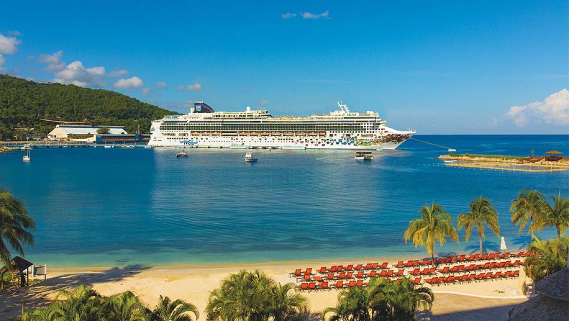 Norwegian Gem עוגנת בקריביים. צילום NCL נורוויג’ן קרוז ליין מודיעה על שינוי פריסת אוניות