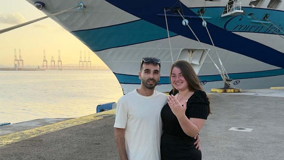 עידן וקטיה בקראון איריס. צילום באדיבות עידן וקטיה הצעת נישואין בלב הים: עידן כרע ברך בסיפונה של “קראון איריס”