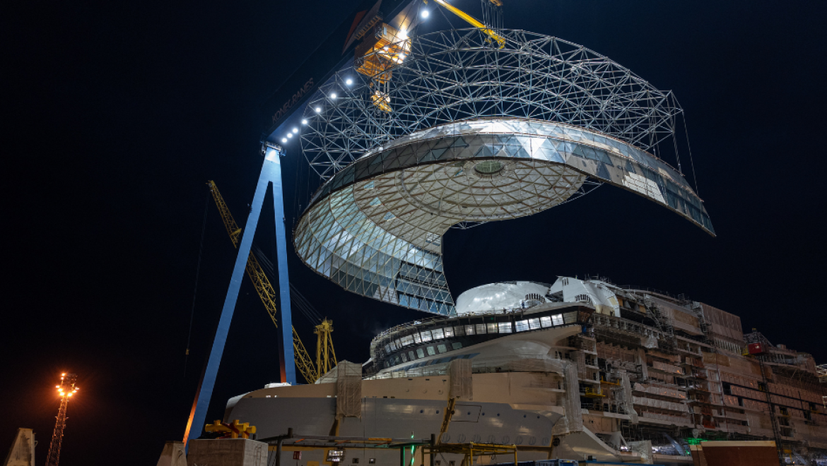 התקנת ה-AquaDome. המבנה הגדול ביותר באוניית קרוזים. צילום רויאל הכיפה הענקית של Legend of the Seas הותקנה בהצלחה